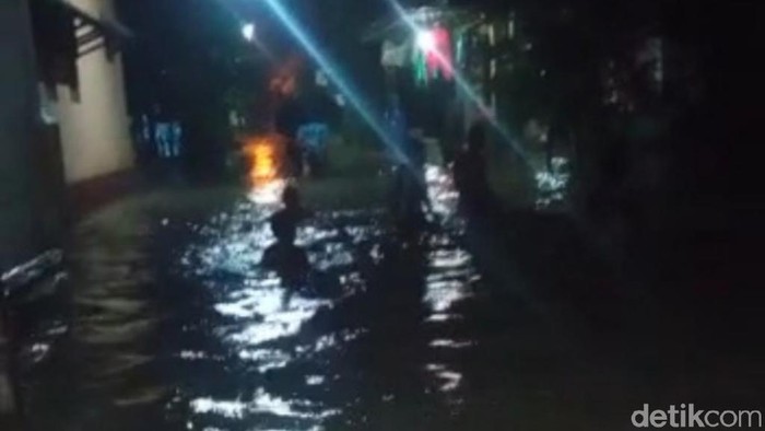 Banjir melanda enam desa di Kabupaten Pasuruan. Warga menghabiskan malam pergantian tahun dalam kondisi perkampungan terendam banjir.