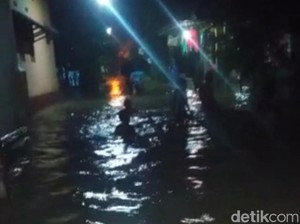 Sejumlah Warga Pasuruan Sambut Tahun Baru di Tengah Kepungan Banjir