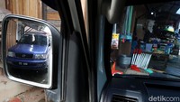 Faktor pertama yang membuat warga di perbatasan Indonesia-Malaysia memilih mobil dari Negeri Jiran itu adalah karena harganya yang relatif lebih murah ketimbang beli mobil Indonesia.