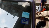 Inilah salah satu Rotex (Road Tax) yang dipasang dan berlaku untuk kendaraan yang biasa dipakai di kedua negara. Kewajiban membayar Rotek (Road Tax) itu hanya perlu diperpanjang setiap bulan sekali sebesar Rp 700 ribu. Biar mobilnnya bisa keluar masuk dari dan keluar masuk ke Malaysia-Indonesia.
