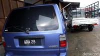 Ketimbang menggunakan mobil Indonesia, di bea cukai perbatasan pun suka dipersulit. Makanya ia lebih memilih menggunakan mobil Malaysia, semuanya dipermudah nggak dipersulit saat melintas batas.