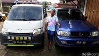 Hal itu diakui juga oleh Zaldi atau yang akrab disapa Bang Ipit seorang pedagang Sembako di Badau, Batas Indonesia-Malaysia. Bukan karena faktor nggak cinta produk Indonesia, tapi ia lebih memikirkan faktor ekonomisnya. Selain punya mobil Malaysia, ia juga punya mobil Indonesia kok.