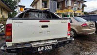 Jauh sebelum jalan di perbatasan dan PLBN Badau ini ada, mobil Malaysia yang laku dibeli adalah yang berjenis mobil double gardan, sejenis Hilux.