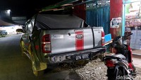 Jadi nggak usah heran bila kendaraan Malaysia banyak kita jumpai di Indonesia masih lengkap dengan plat nomer kendaraannya. Oh iya, satu lagi, jenis mobil Kancil Ferodua disana juga cuma dibanderol dengan harga Rp 8 jutaan. Kalau di Indonesia ini mobil Daihatsu Kancil. Tertarik untuk punya mobil dan tinggal diperbatasan?