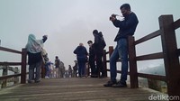 Dengan adanya jembatan ini, akan memudahkan wisatawan menuju ke lokasi kawah. Selain lebih aman dan nyaman, juga jalan diatur satu arah. Sehingga akan lebih longgar. (Uje Hartono/detikcom)