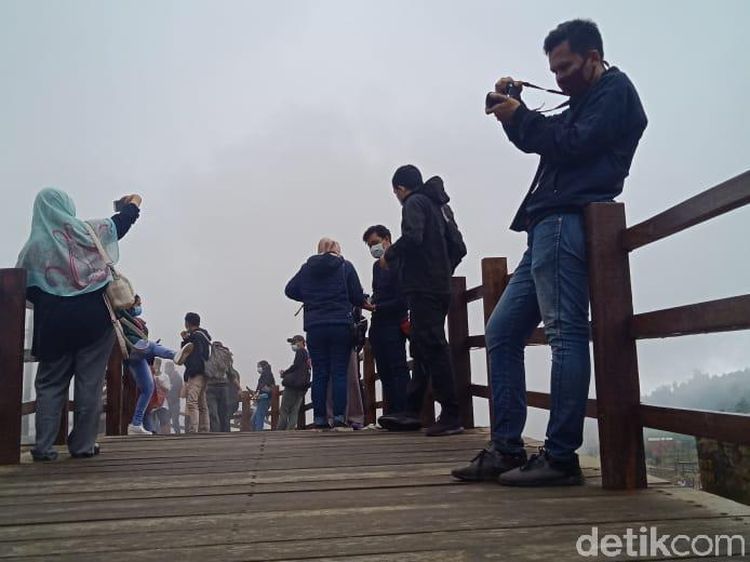 Foto: Spot Instagramable Baru Kawah Sikidang, Jembatan Kayu Sepanjang 1 Km