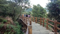 Jembatan ini memutar mulai dari pintu masuk, lokasi Kawah Sikidang, hingga ke pintu keluar obyek wisata. (Uje Hartono/detikcom)