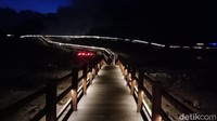 Tidak hanya pemandangan jembatan yang membentang, wajah baru Kawah Sikidang ini juga cocok untuk wisata malam di Dieng. Pasalnya, di sepanjang jembatan dipasang lampu-lampu. (Uje Hartono/detikcom)