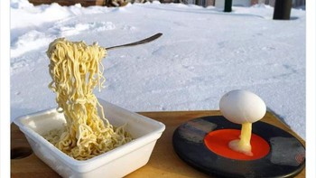 Diambil Novosibrisk, sebuah kota di bagian barat daya Siberia menunjukkan mie dan telur mentah yang tampak membeku di udara setelah suhu turun hingga -40 derajat di wilayah tersebut. Foto: Boredpanda