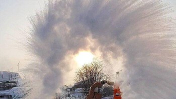 Seperti foto dari Yuiya Shiptisina seorang wanita dari Novosibirsk yang menangkap embun beku yang indah di jendela, ia juga mengakui bahwa cuaca menjelang Tahun Baru daerah tersebut tidak diberkahi dengan kehangatan. Foto: Boredpanda