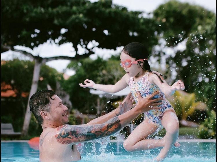 6 Foto Kebersamaan Manis Gading Marten & Gempi Saat Liburan Akhir Tahun