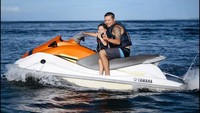 Gempi dan Gading Marten tampak asyik bermain jetski di pantai. Foto: Gading Marten/ doc. @triaji
