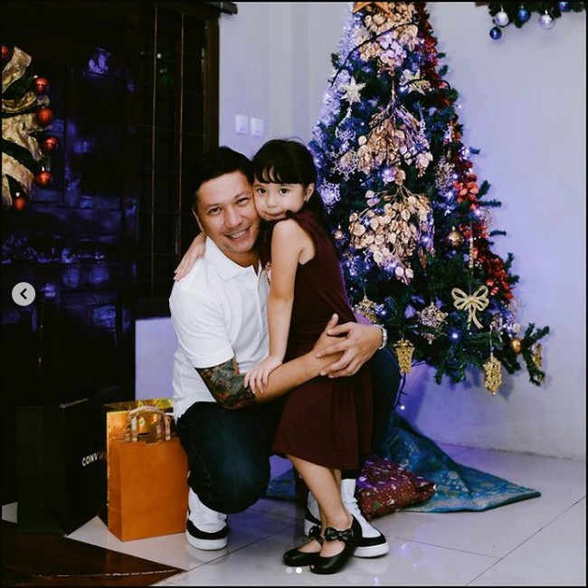 Pada 2020 ini, Gading Marten dan Gempita menghabiskan Natal bersama. Dalam foto yang diunggah Gading ke Instagram tampak Gempita merayakan Natal bersama keluarga besar sang ayah, termasuk kakeknya, Roy Marten.  Foto: Dok. Instagram @gadiiing.