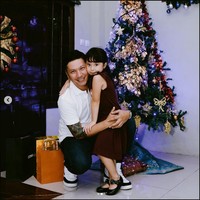 Pada 2020 ini, Gading Marten dan Gempita menghabiskan Natal bersama. Dalam foto yang diunggah Gading ke Instagram tampak Gempita merayakan Natal bersama keluarga besar sang ayah, termasuk kakeknya, Roy Marten.  Foto: Dok. Instagram @gadiiing.