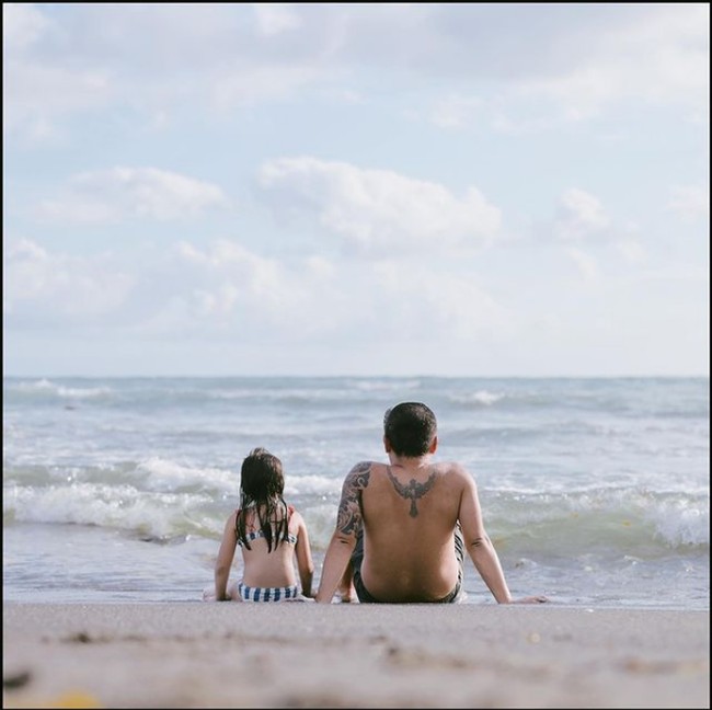 Menyambut Tahun Baru 2021, Gading Marten mengunggah foto dirinya tengah menikmati ombak pantai di Bali bersama Gempita. Keduanya duduk memandangi lautan dengan membelakangi kamera. Menaruh doa dan harapan untuk 2021, semoga tahun depan dipenuhi cinta kasih...ALL IS WELL, tulisnya di keterangan foto. Foto: Dok. Instagram @gadiiing.