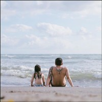 Menyambut Tahun Baru 2021, Gading Marten mengunggah foto dirinya tengah menikmati ombak pantai di Bali bersama Gempita. Keduanya duduk memandangi lautan dengan membelakangi kamera. Menaruh doa dan harapan untuk 2021, semoga tahun depan dipenuhi cinta kasih...ALL IS WELL, tulisnya di keterangan foto. Foto: Dok. Instagram @gadiiing.