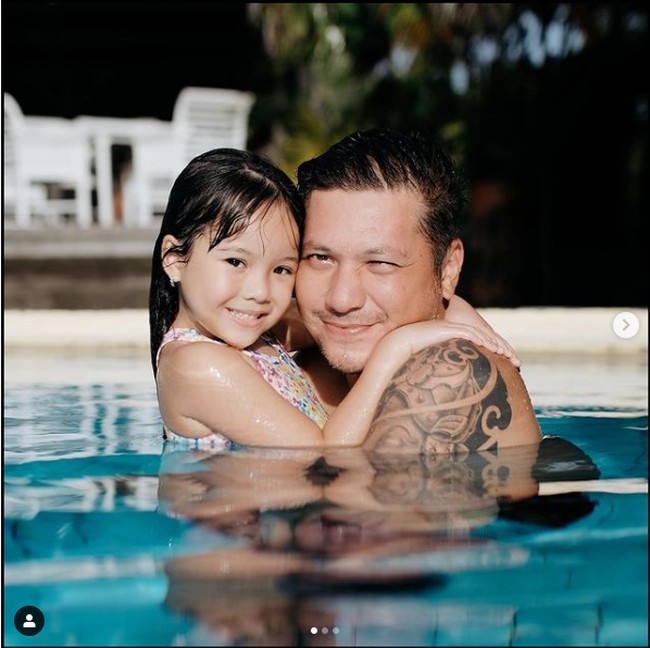 Gading Marten juga bersenang-senang dengan Gempi di kolam renang. Ayah dan anak ini pun berpose mesra di kolam renang sembari menikmati kebersamaan mereka.Foto: Dok. Instagram @gadiiing.