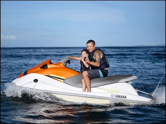 Setelah merayakan Natal bersama keluarga besar, Gading Marten membawa putrinya Gempita liburan akhir tahun ke Bali. Pada momen liburan ini Gading pun mengajak Gempi naik jetski. Pertama kali Gempi cobain jetski hihi.. yeahhh we had so much fun, tulis Gading di Instagramnya @gadiiing. Foto: Dok. Instagram @gadiiing.