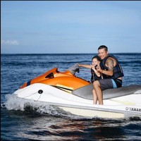 Setelah merayakan Natal bersama keluarga besar, Gading Marten membawa putrinya Gempita liburan akhir tahun ke Bali. Pada momen liburan ini Gading pun mengajak Gempi naik jetski. Pertama kali Gempi cobain jetski hihi.. yeahhh we had so much fun, tulis Gading di Instagramnya @gadiiing. Foto: Dok. Instagram @gadiiing.