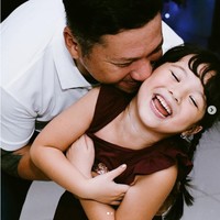 Dalam unggahan lainnya Gading Marten berpose berduaan dengan putrinya, Gempita Nora Marten. Gading pun tampak mencium hangat pipi Gempita. All i want for Christmas is YOU, tulisnya di keterangan foto. Foto: Dok. Instagram @gadiiing.