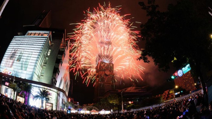 Gebyar Pesta Kembang Api di Taiwan Taiwan merayakan pergantian tahun dengan menggelar pesta kembang api di kawasan Taiwan Skyline, Taipei.