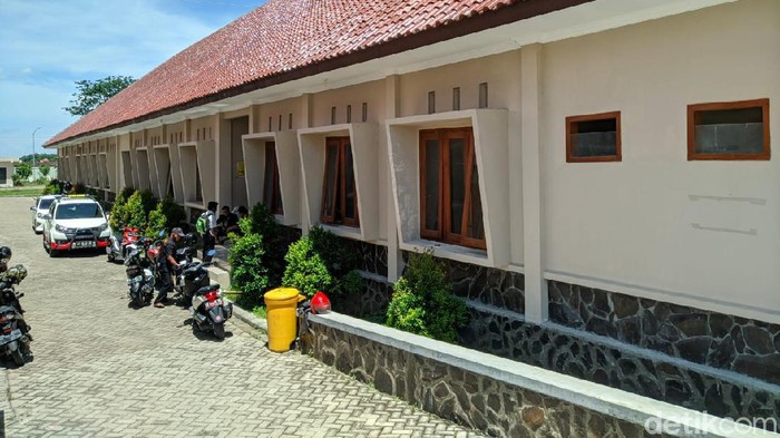 Satgas Penanganan COVID-19 Ponorogo memutuskan, gedung sentra Industri Kecil Menengah (IKM) jadi shelter. Ini untuk merawat pasien COVID-19 yang menjalani isolasi.