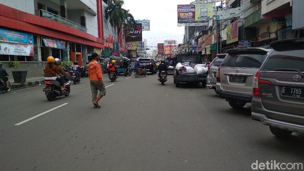 Jalan dan Pohon Beringin Angker di Cirebon