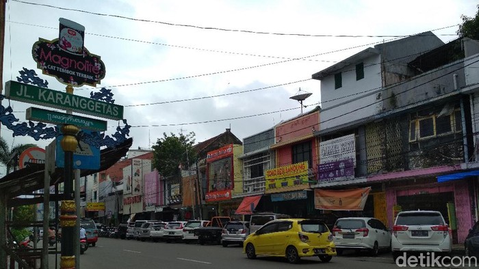 Jalan dan Pohon Beringin Angker di Cirebon
