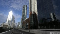 Ruas-ruas jalan seperti di sepanjang jalan Sudirman dan Thamrin, Jakarta Pusat, yang setiap hari kerja dipadati volume kendaraan kini tampak sepi.