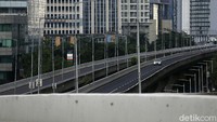 Tampak kendaraan terlihat sedikit yang melintas di Jalan Jend. Sudirman, Jakarta Pusat, Jumat (01/01/2021).