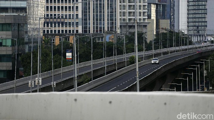 Suasana jalan protokol di Jakarta terlihat lengang saat libur Tahun Baru 2021. Begini potretnya.