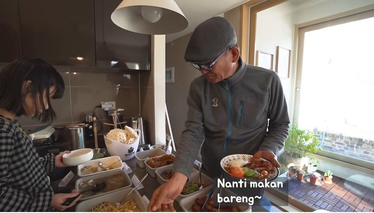 Kakek Nenek Korea Makan Ala Warteg