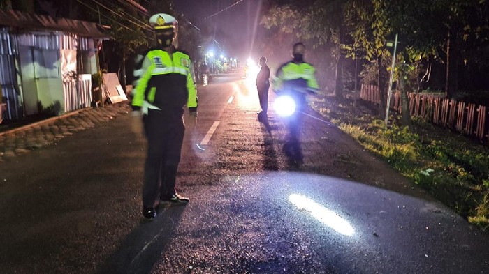 Kecelakaan terjadi di Nganjuk saat malam tahun baru. Tiga pelajar tewas dalam kecelakaan di Jalan Raya Gondang-Lengkong, Desa Ngujung, Kecamatan Gondang.