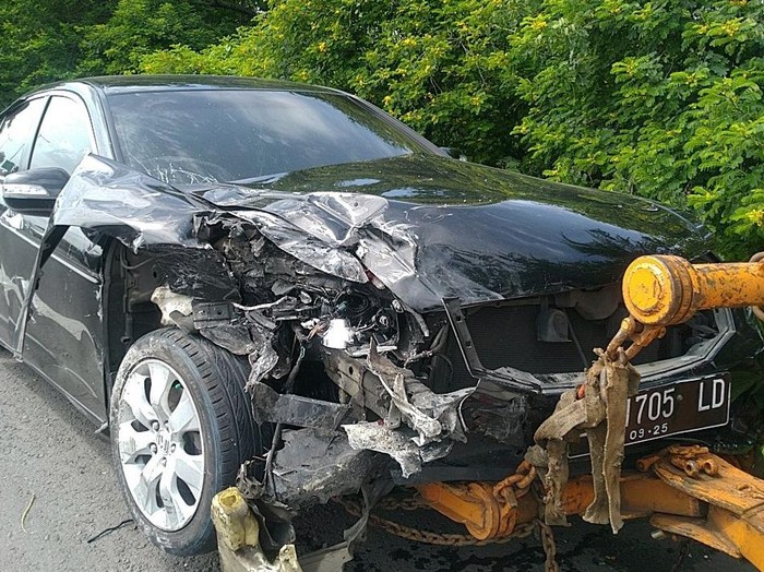 Sebuah sedan menabrak mobil yang berhenti di Tol Satelit, Waru. Kerasnya tubrukan membuat kedua mobil mengalami kerusakan parah.