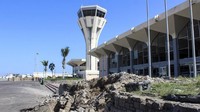 Tembakan dan bom menghatam Bandara Yaman menagkibatkan bandar itu rusak parah. AFP/SALEH AL-OBEIDI