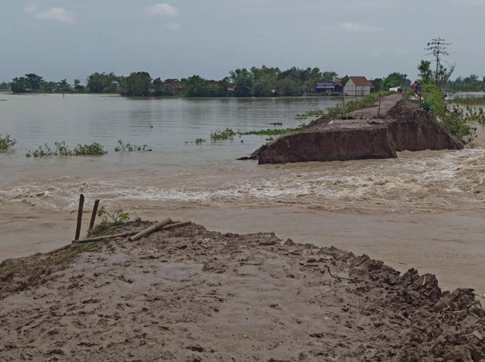 Kondisi banjir akibat tanggul jebol di Dukuh Kembangan, Bonang, Demak, Jumat (1/1/2021).