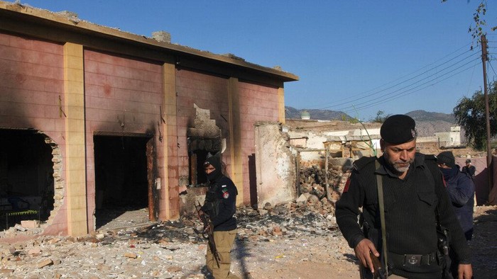 Kuil Hindu di Pakistan dibakar dan dirusak (AP/Zubair Khan)