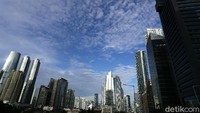 Cerahnya langit biru Jakarta memikat mata saat memandang ke atas.