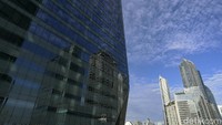 Cerahnya langit terpantul pada kaca gedung-gedung pencakar langit.