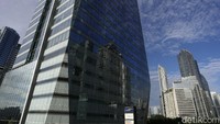 Selain langit yang cerah, lalu lintas Jakarta hari ini juga terpantau lengang.