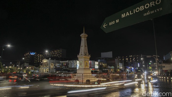 Petugas gabungan dari Kepolisian dan Satuan Polisi Pamong Praja berjaga pada malam pergantian tahun di simpang empat Tugu Pal Putih, Yogyakarta, Kamis (31/12/2020). Pemerintah Daerah Istimewa Yogyakarta (Pemda DIY) menutup tempat wisata saat malam pergantian tahun. Penutupan itu menyasar empat kabupaten di DIY. Penutupan itu tertuang dalam surat nomor 443/03734 tentang penutupan objek wisata pada malam pergantian tahun baru. Surat tertanggal 31 Desember yang diteken Sekda DIY Kadarmanta Baskara Aji ini ditujukan ke Bupati Sleman, Bupati Bantul, Bupati Gunungkidul dan Bupati Kulonprogo. detikcom/Pius Erlangga