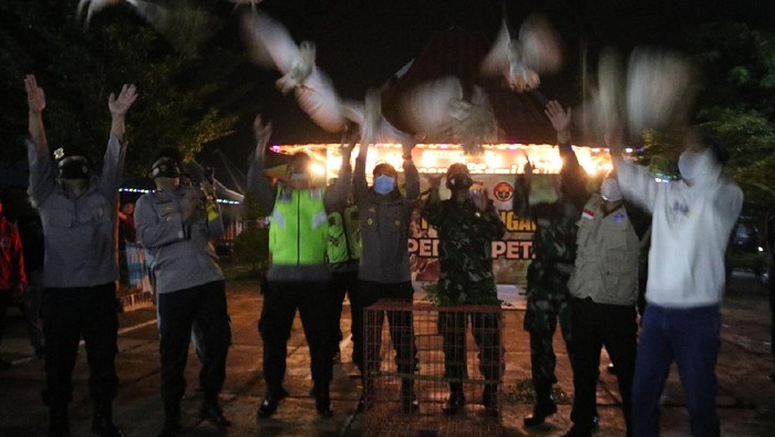 Malam tahun baru di Ngawi diisi dengan cara berbeda. Forkominda menandai pergantian tahun dengan melepas burung hantu.