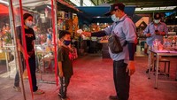 Warga di Thailand memiliki tradisi unik saat akan menyambut tahun baru. Perayaan tahun baru yang berlangsung saat pandemi membuat upacara yang diselenggarakan di Wat Takien, Bangkok, Thailand, itu digelar dengan menerapkan protokol kesehatan.