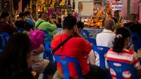 Pembatas plastik tampak terpasang di area upacara guna mengantisipasi penyebaran virus Corona.