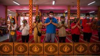 Seperti diketahui, ritual tersebut jadi salah satu kegiatan yang rutin dilakukan warga Thailand menjelang tahun baru. Selama ritual warga akan mengikatkan benang putih di kepala mereka dan mengambil bagian dalam doa kelompok sebelum berbaring di peti mati.