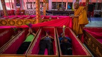 Setelah berdoa, warga akan berbaring di dalam peti mati yang tersedia.