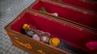 Seorang warga tidur di dalam peti mati saat mengikuti sebuah upacara di Wat Takien, Bangkok, Thailand, Kamis (31/12/2020).