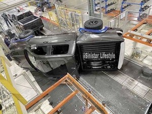 Belum Keluar Pabrik Mobil Ini Sudah Kecelakaan