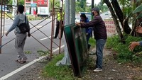 Penurunan plang itu, kata Yuli, dilakukan oleh pihak Bambang Tedy yang merupakan Ketua FPI DIY dengan didampingi oleh polisi. Istimewa/Dok. Polda DIY.