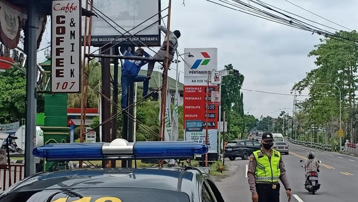 Momen Saat Plang FPI di Sleman Ditertibkan Atribut berupa plang FPI di Kabupaten Sleman, DIY, dicopot. Pencopatan itu dilakukan usai FPI resmi dilarang pemerintah.